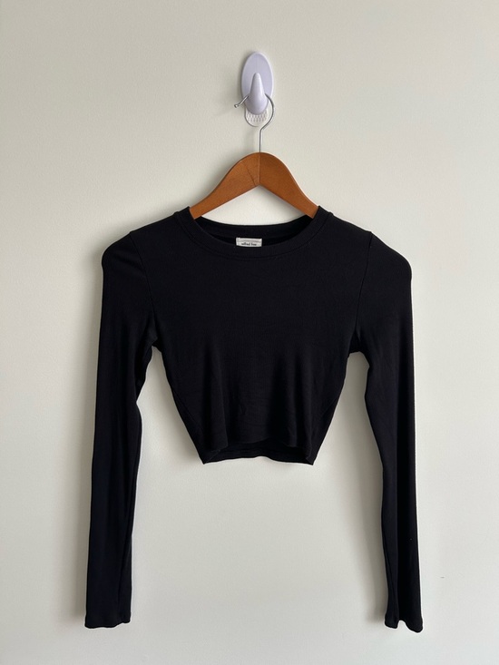 Wilfred Tops - Aritzia Wilfred Free Black Cropped Long Sleeve